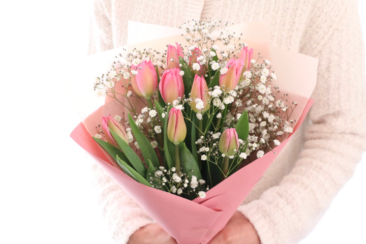 ピンクのチューリップ（10本）とカスミソウの花束