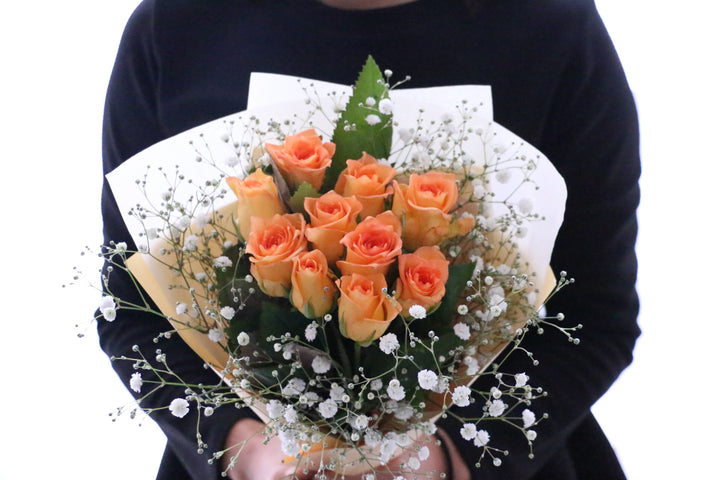 10本のオレンジ色バラとカスミソウの花束