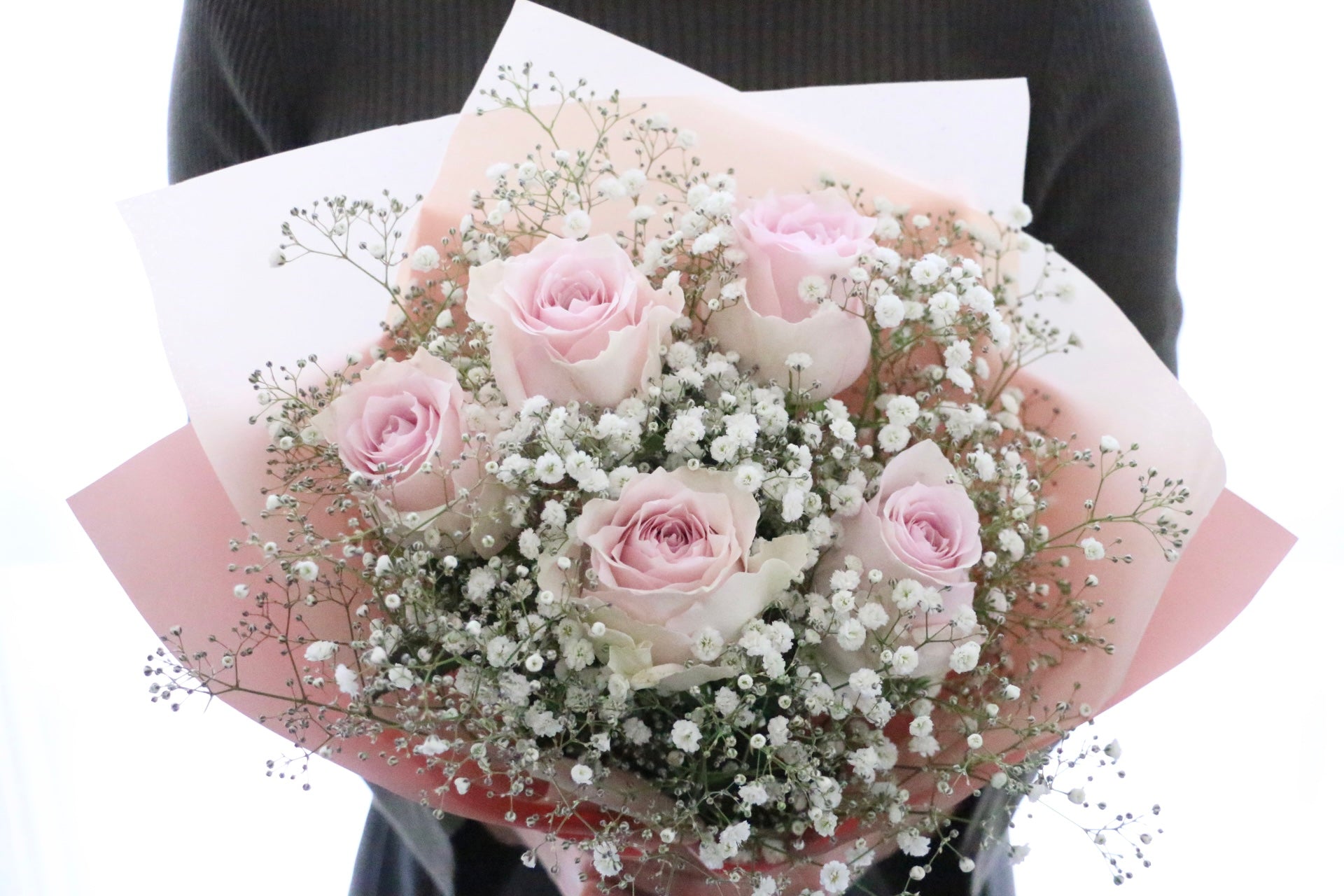ピンク色のバラ（5本）とカスミソウ（2本）の花束 4,500円 – 花・花束
