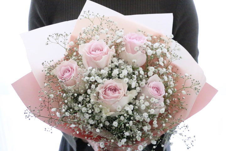 ピンク色のバラ（5本）とカスミソウ（2本）の花束 4,500円