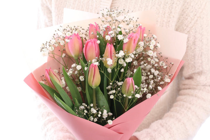 ピンクのチューリップ（10本）とカスミソウの花束