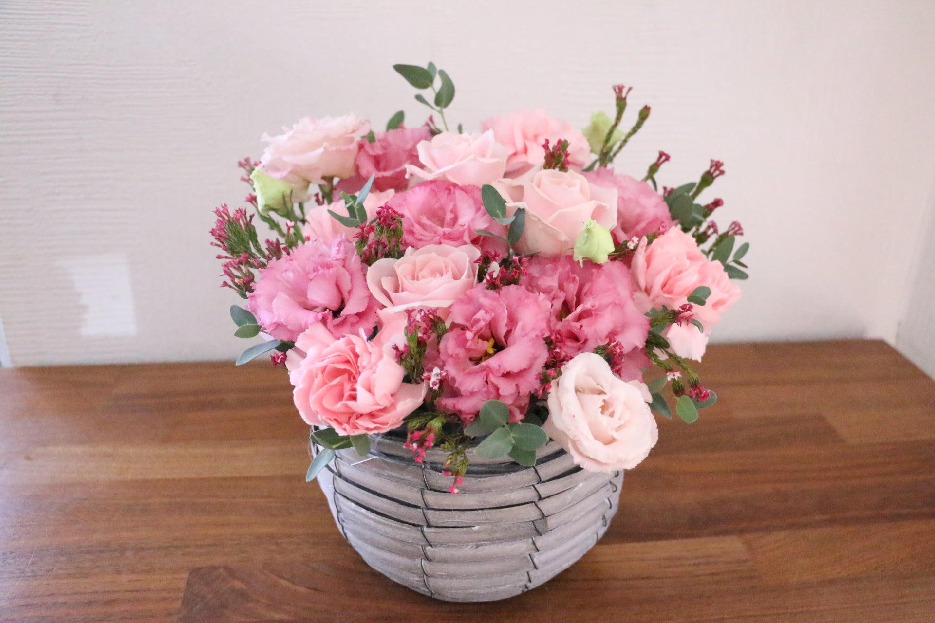 ピンクの花瓶とアレンジメント ピンク系のアレンジメント 8,000円 – 花・花束の通販サイト｜HanaTaku