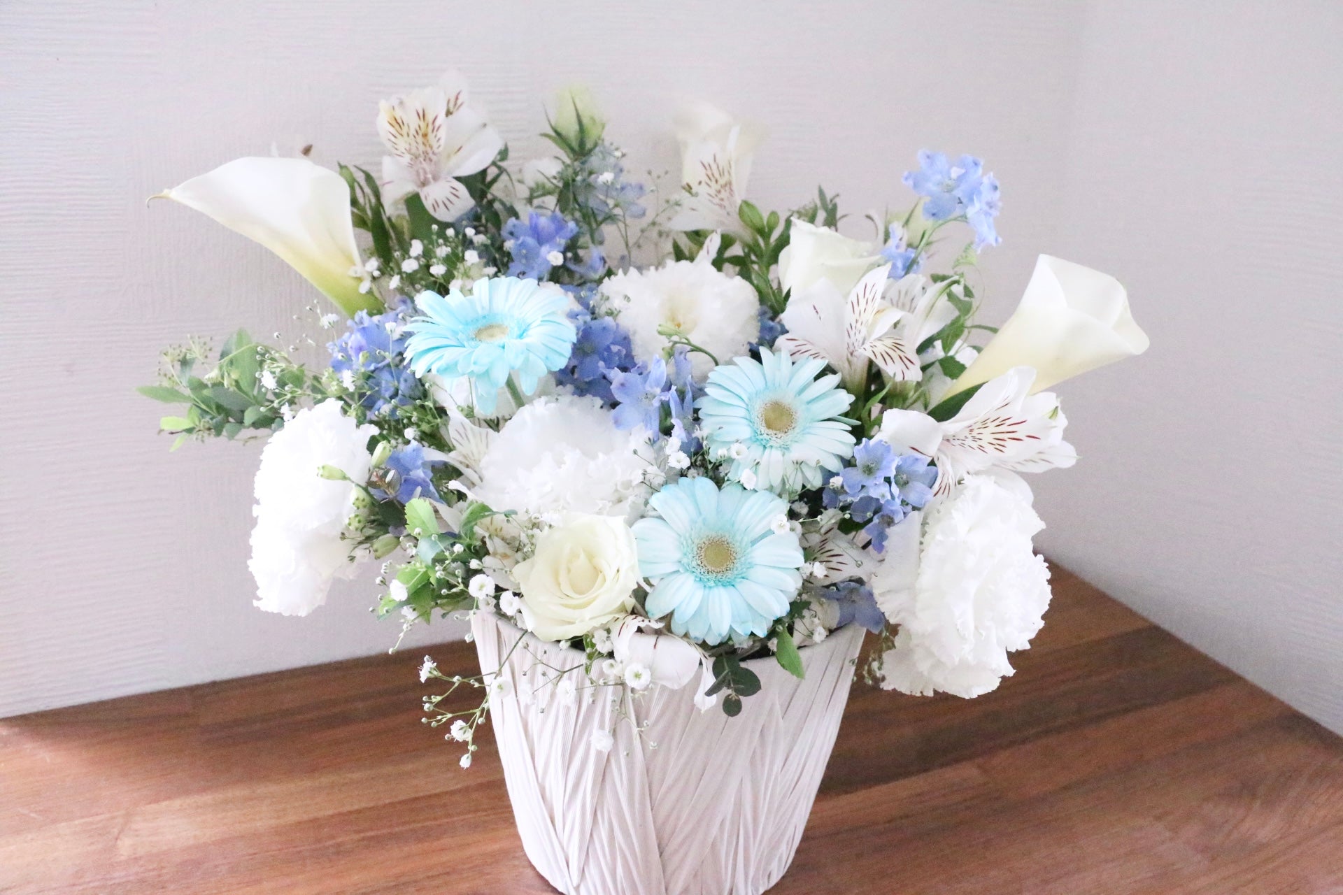 青・水色・白のアレンジメント 12,000円 – 花・花束の通販サイト｜HanaTaku