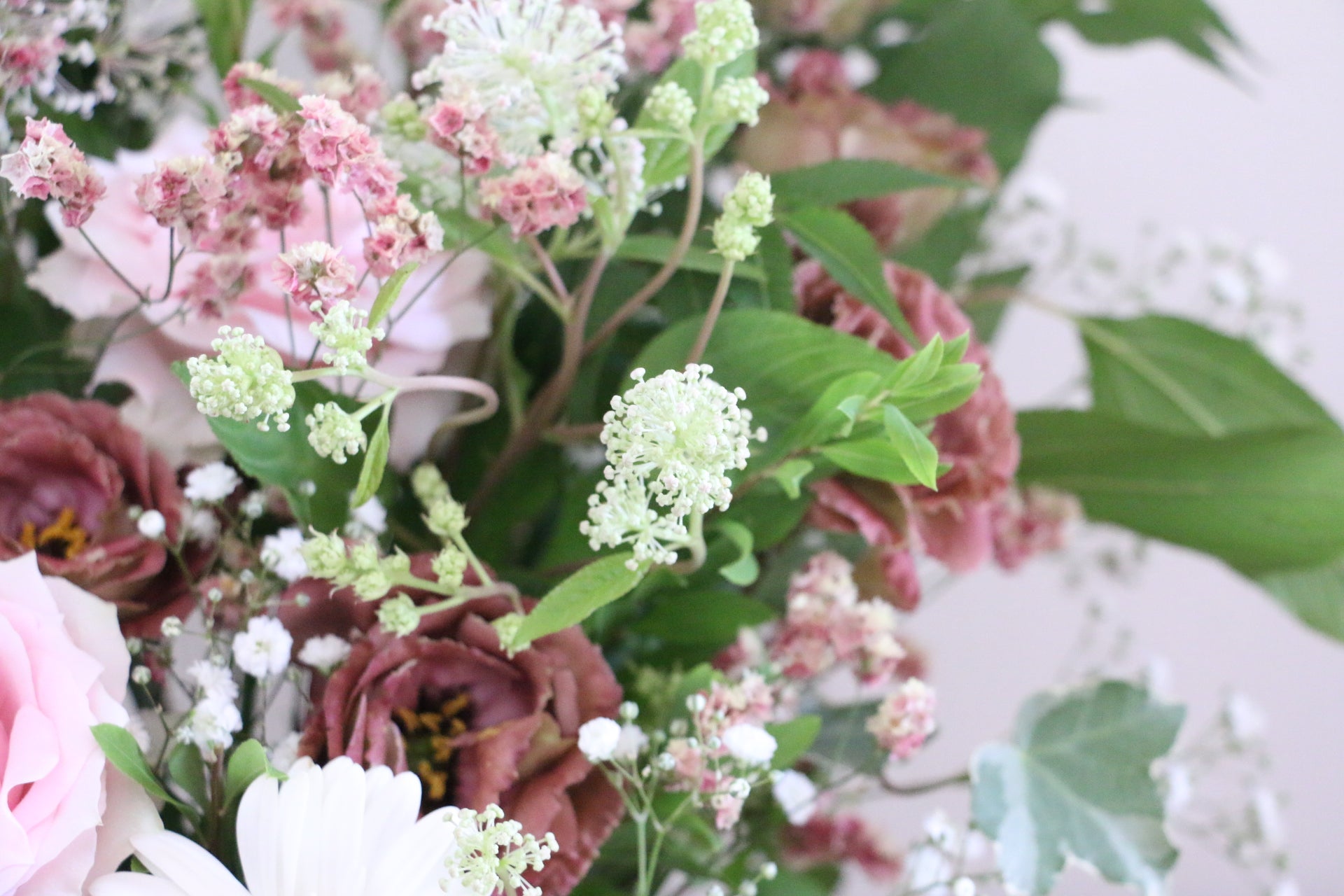 草花系アレンジメント ピンク 8,000円 – 花・花束の通販サイト｜HanaTaku