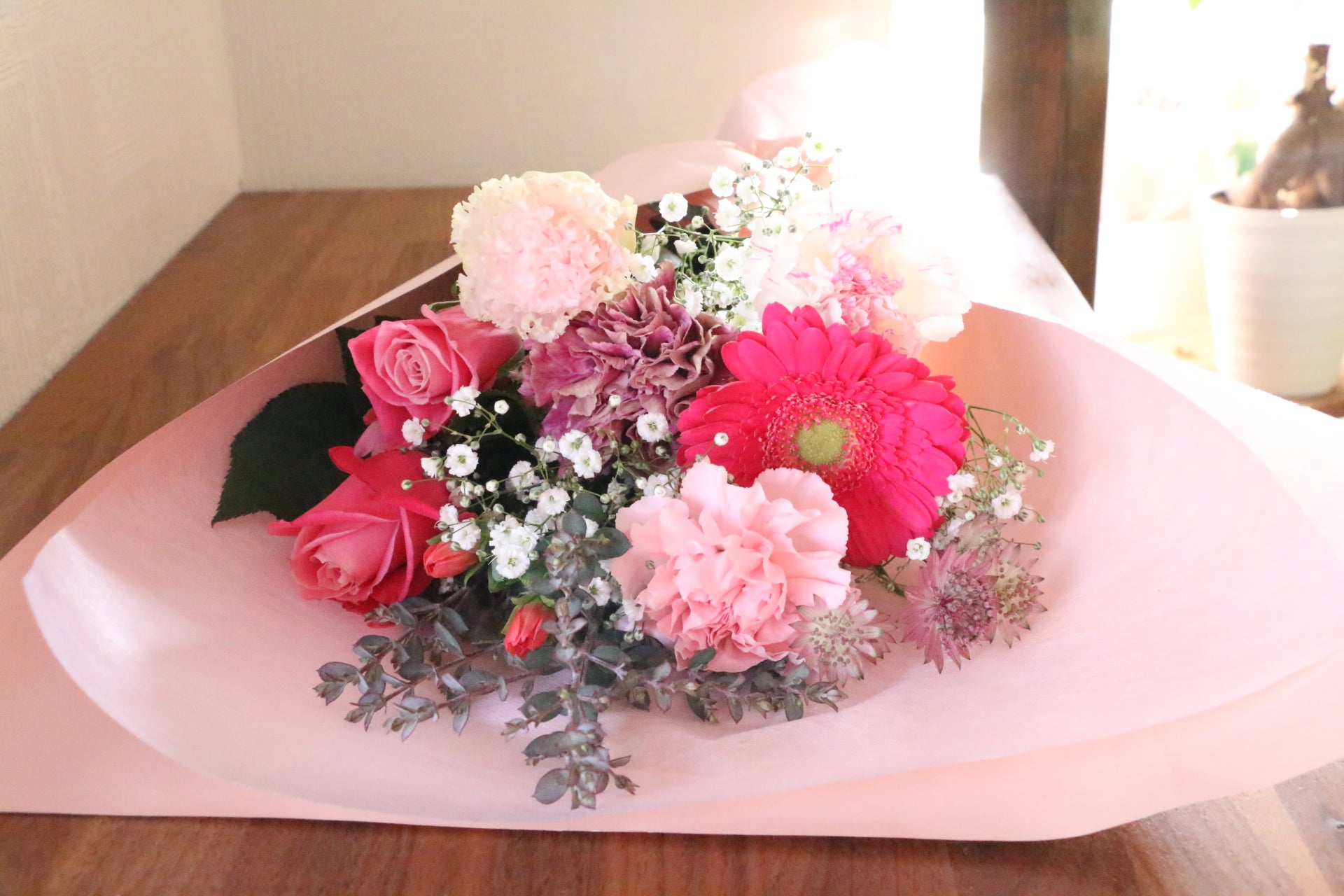 カスミソウ入りピンク系の花束 5,000円 – 花・花束の通販サイト｜HanaTaku