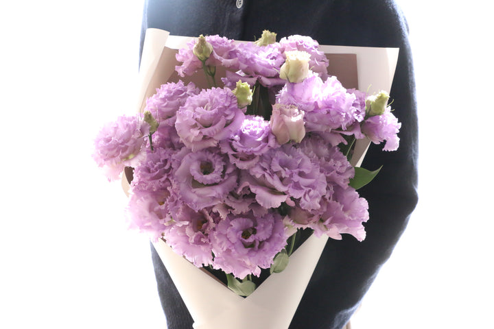 紫色のトルコキキョウの花束（8本）