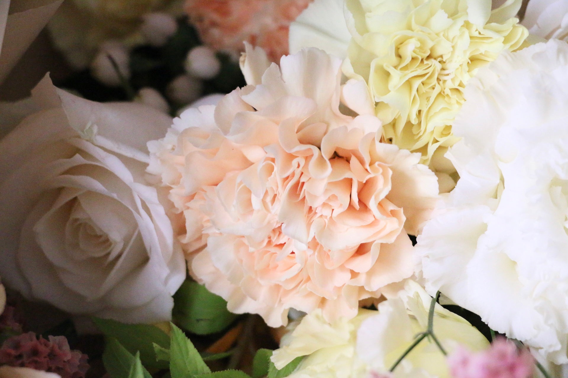 黄色・オレンジ色の花束 12,000円 – 花・花束の通販サイト｜HanaTaku