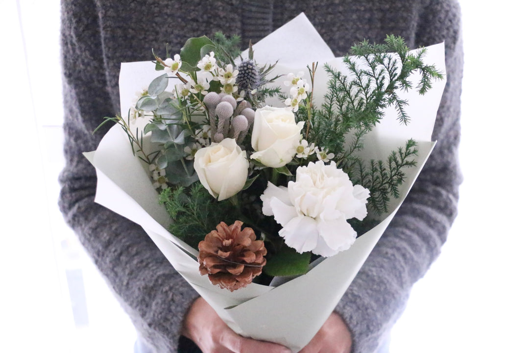 クリスマスの白いバラ入り花束　Sサイズ　3,500円