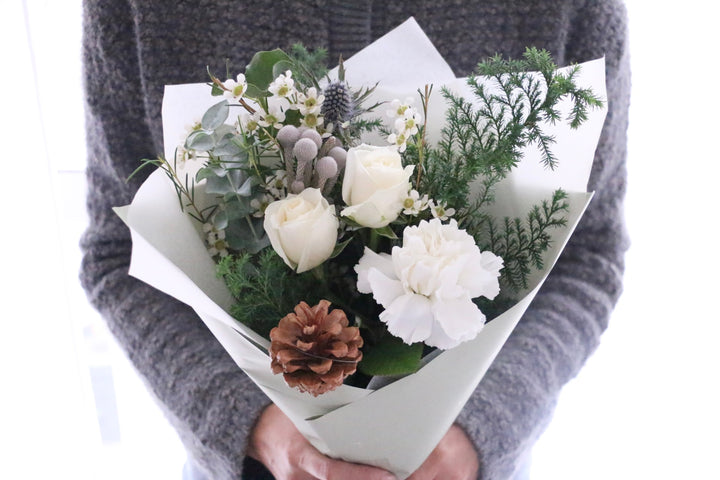 クリスマスの白いバラ入り花束　Sサイズ　3,500円