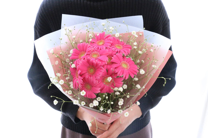 濃いピンク色のガーベラ（10本）とカスミソウの花束