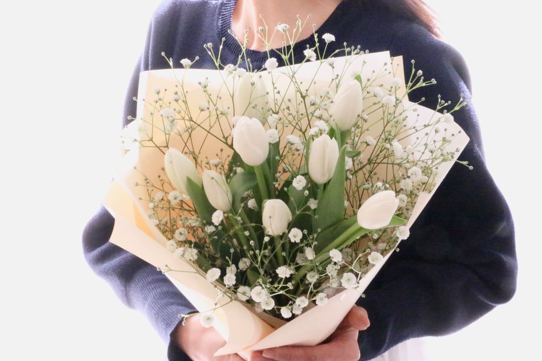 白のチューリップ（8本）とカスミソウの花束