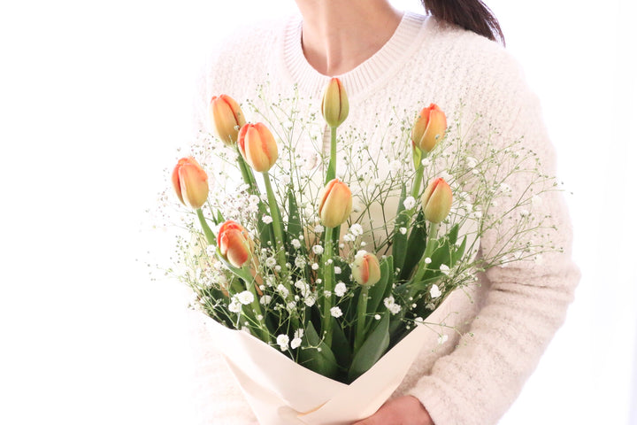 オレンジのチューリップ（9本）とカスミソウの花束