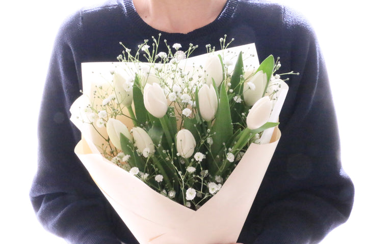 白のチューリップ（10本）とカスミソウの花束