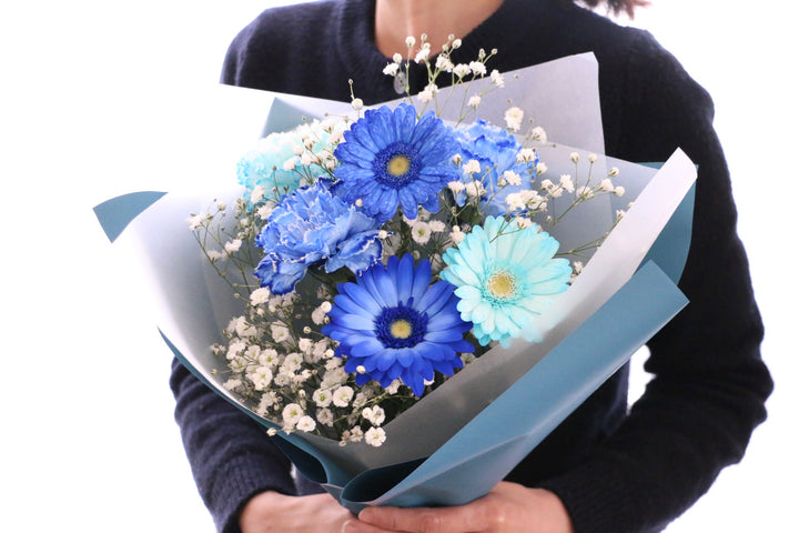 カスミソウ入り水色・青・白の花束 3,500円
