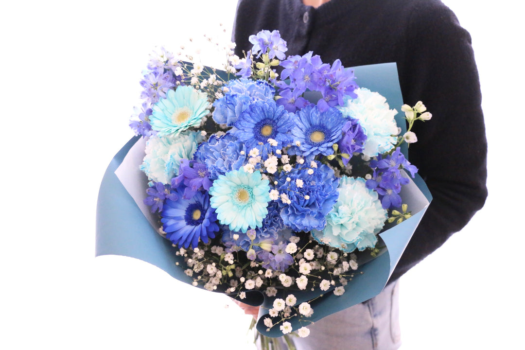 カスミソウ入り水色・青・白の花束 8,000円