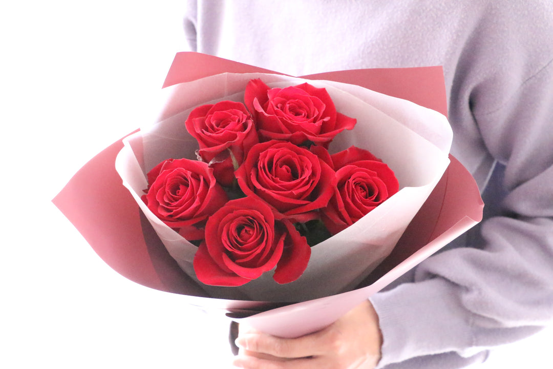 6本の赤いバラの花束-あなたに夢中です