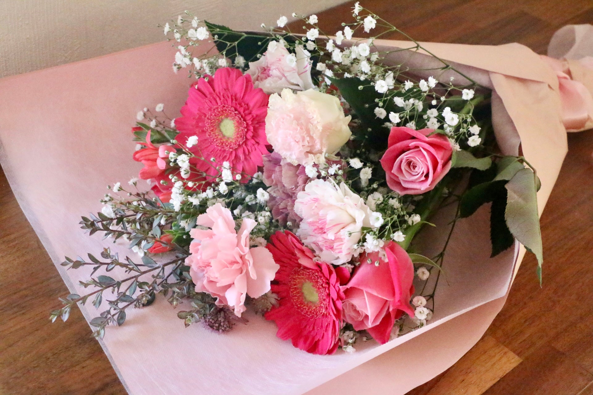 カスミソウ入りピンク系の花束 8,000円 – 花・花束の通販サイト｜HanaTaku