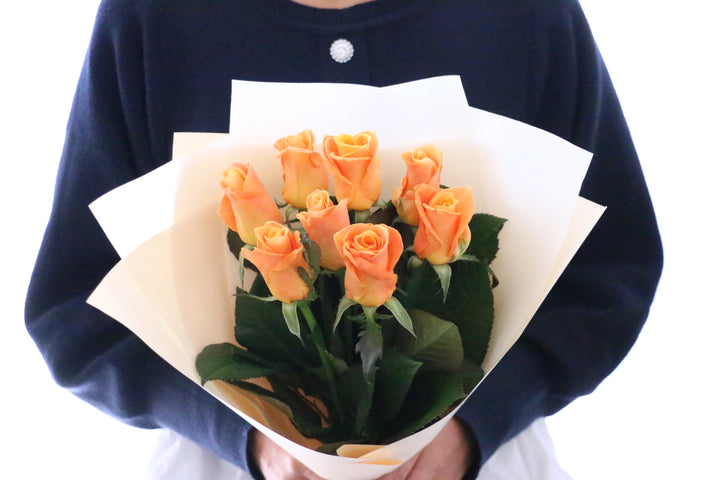 オレンジ色バラの花束（8本）-あなたの思いやりに感謝します