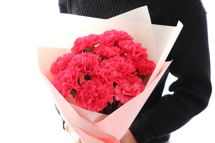 濃いピンクのカーネーションの花束（12本）-私の妻になってください