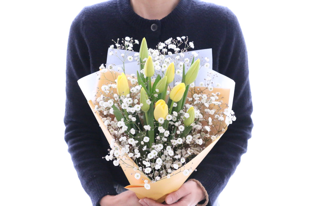 黄色のチューリップ（10本）とカスミソウの花束