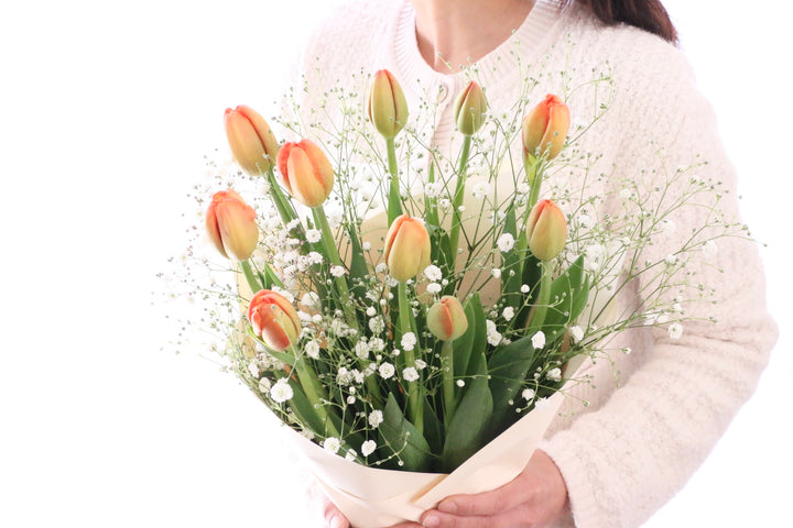 オレンジのチューリップ（10本）とカスミソウの花束