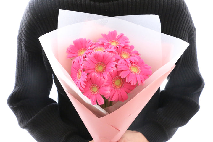 濃いピンク色のガーベラの花束（9本）-いつまでも一緒にいてください