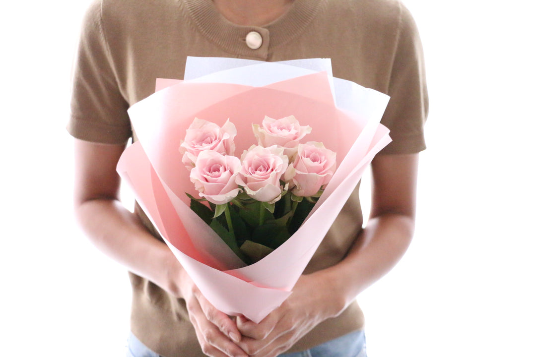 5本のピンク色のバラの花束