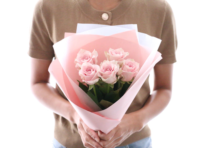 5本のピンク色のバラの花束