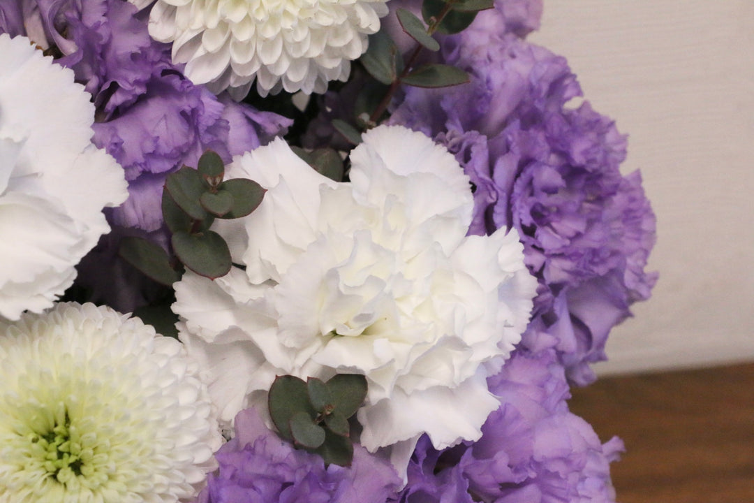 【供花】白色・紫色のお供えアレンジメント 9,000円
