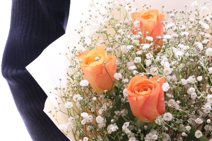 オレンジ色のバラ（5本）とカスミソウ（2本）の花束 4,500円