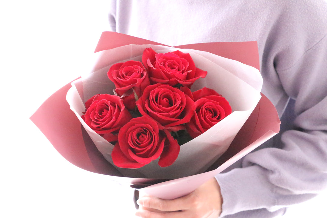 6本の赤いバラの花束-あなたに夢中です