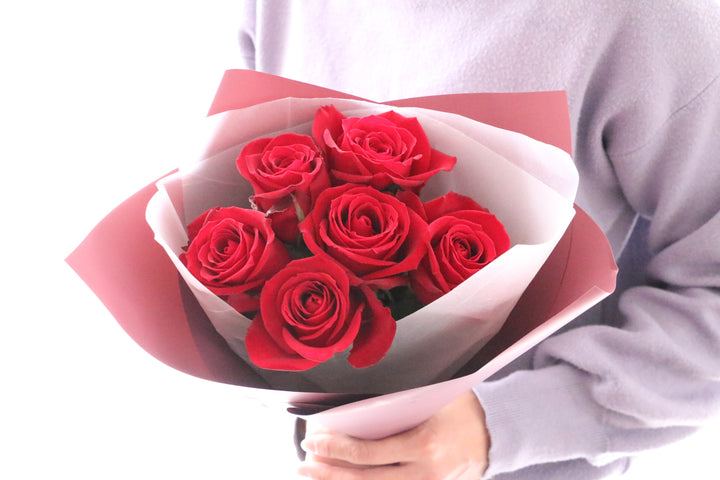 6本の赤いバラの花束-あなたに夢中です