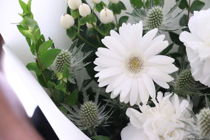 白・グリーンの花束 3,000円