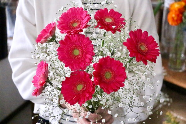 カスミソウと濃いピンク色のガーベラの花束
