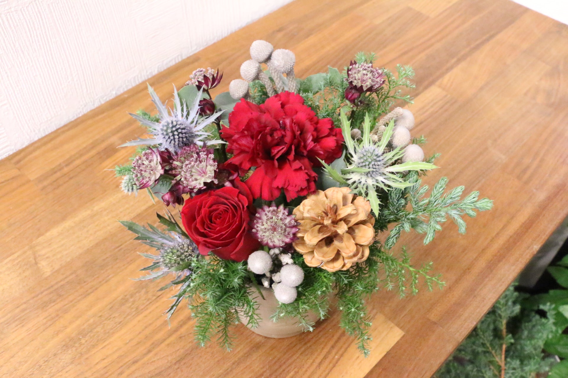 クリスマスの赤いバラ入りアレンジメント Sサイズ 3,500円 – 花・花束