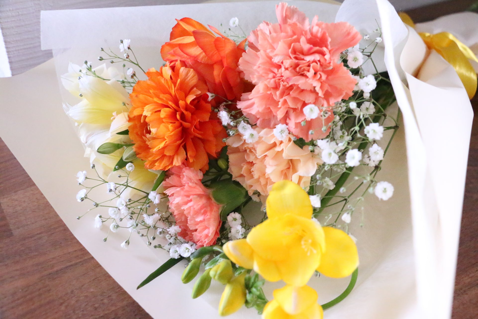 カスミソウ入り黄色・オレンジ色の花束 3,500円 – 花・花束の通販