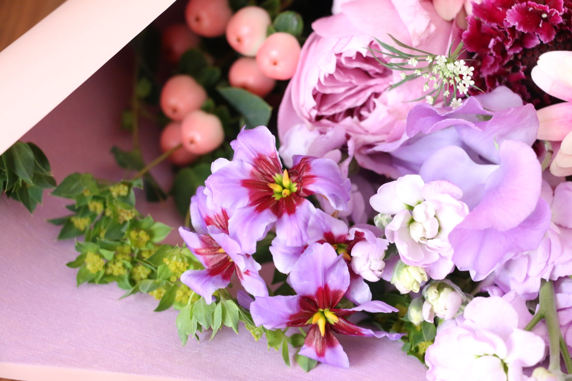 紫・ピンクの花束 6,000円 – 花・花束の通販サイト｜HanaTaku