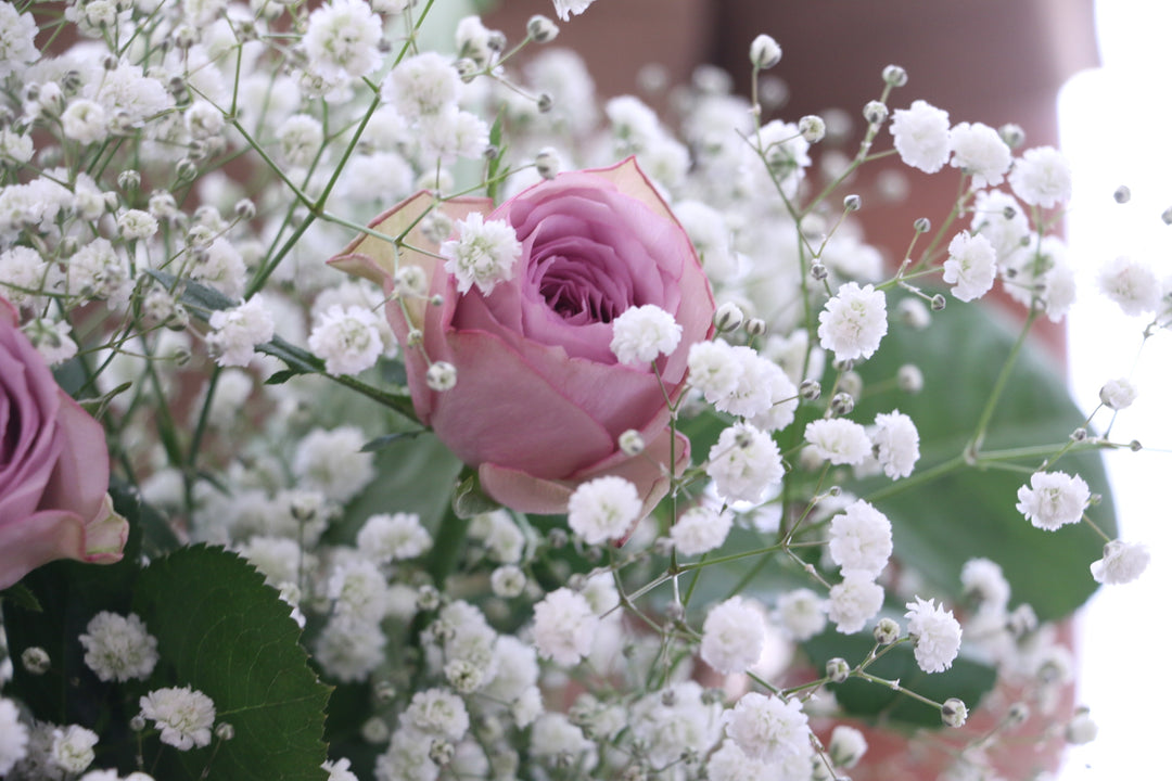 カスミソウと紫色のバラの花束 4,500円