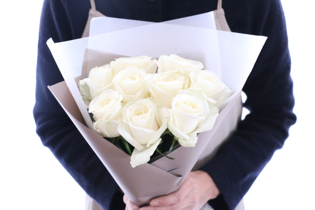 9本の白色のバラの花束-いつまでも一緒にいてください