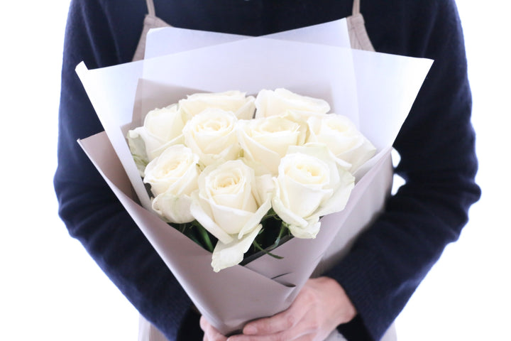 9本の白色のバラの花束-いつまでも一緒にいてください
