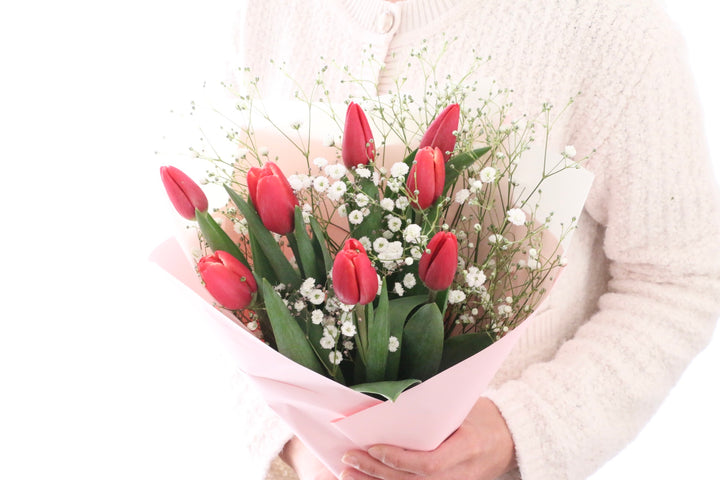 赤いチューリップ（8本）とカスミソウの花束