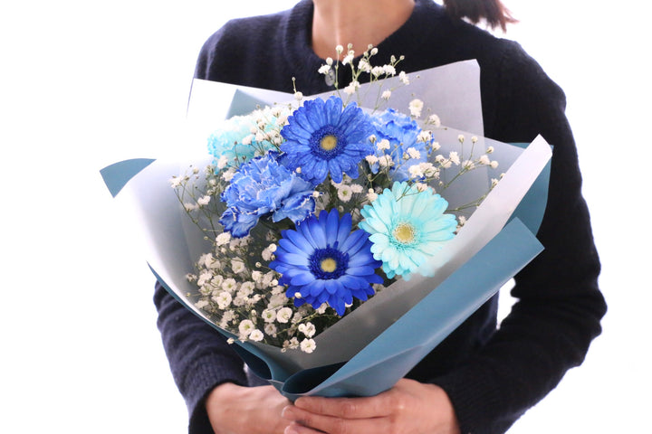 カスミソウ入り水色・青・白の花束 3,500円