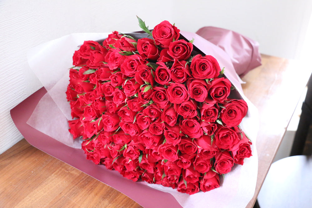88本の赤いバラの花束
