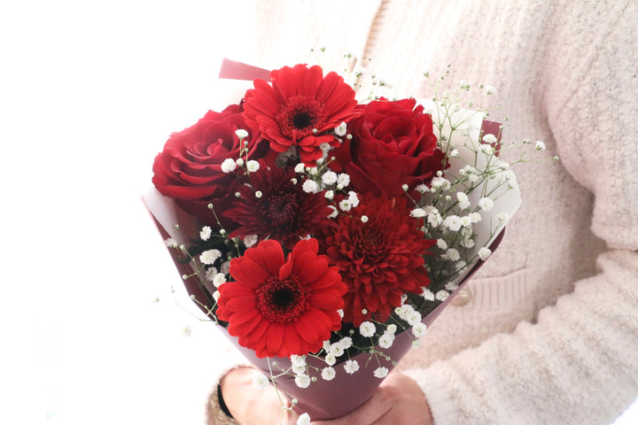 カスミソウ入り赤色の花束 3,500円