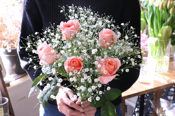 カスミソウとピンク色のバラの花束 4,500円