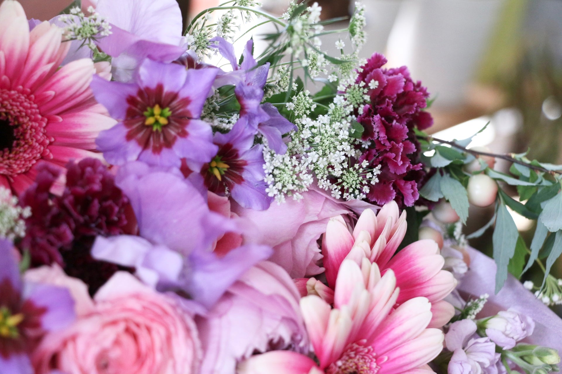 造花の花束 ピンク紫系 ホワイトリボン付き 造花の花束 ピンク紫系 ホワイトリボン付き ピンク×パープルの