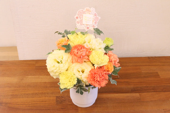 【母の日限定】カーネーション入りアレンジメントMサイズ（黄色・オレンジ）