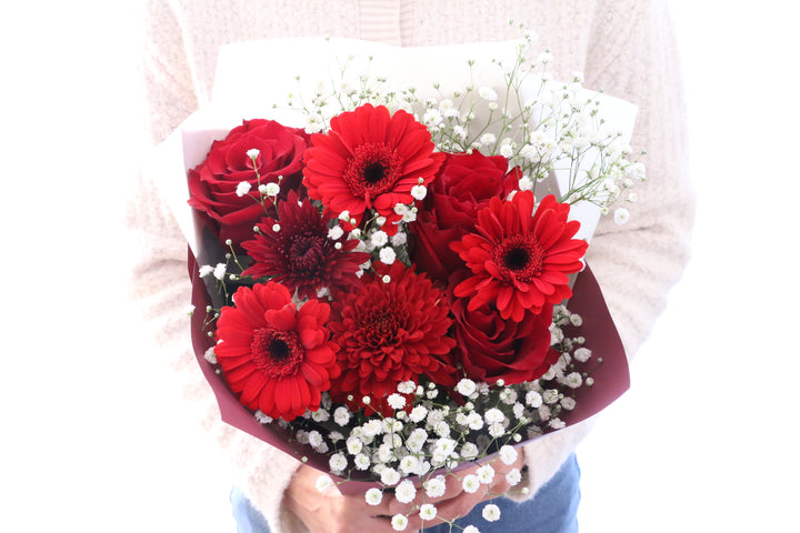 カスミソウ入り赤色の花束 5,000円