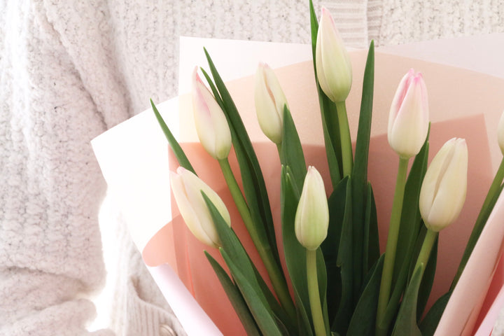 淡いピンクのチューリップの花束（8本）