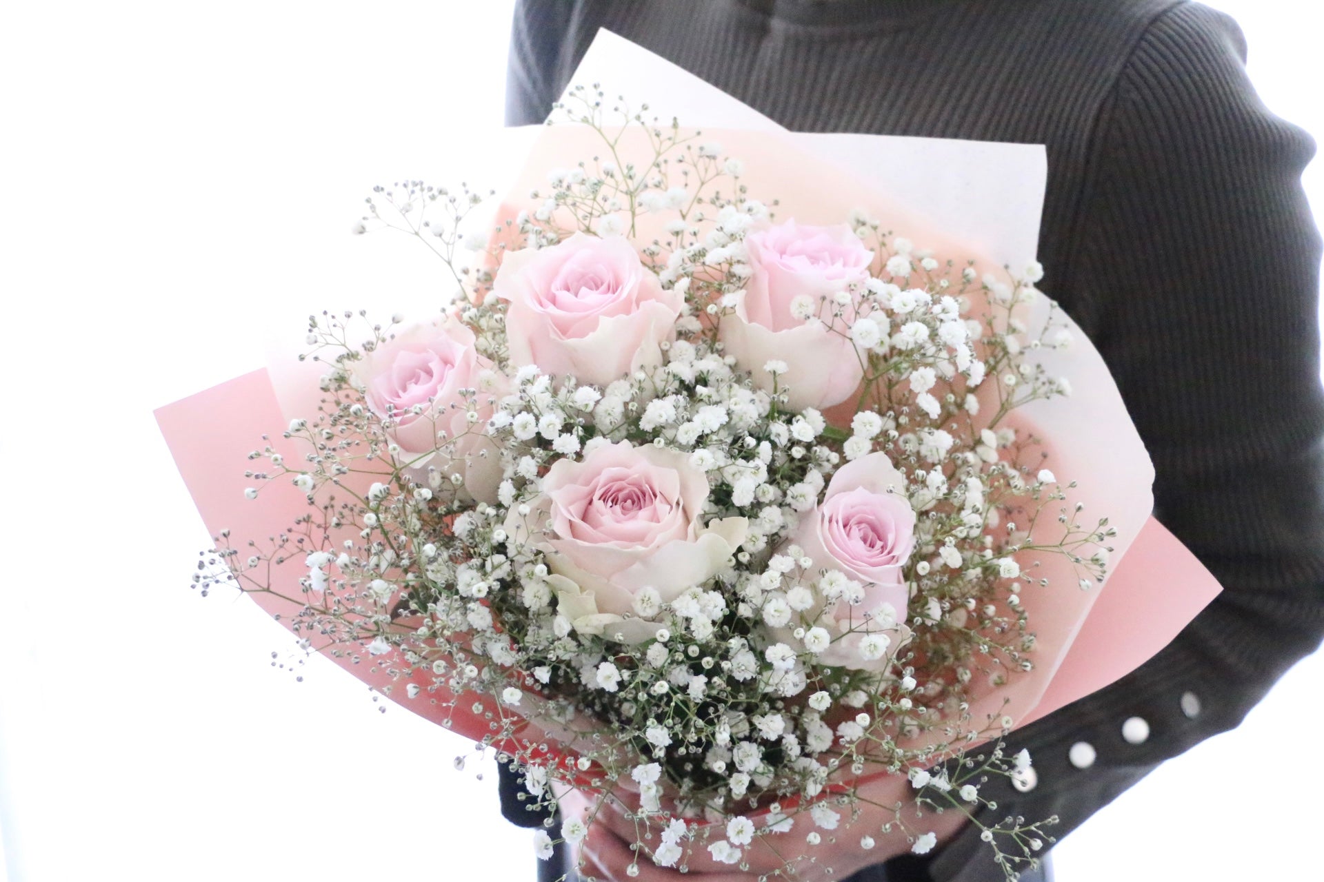 ピンク色のバラ（5本）とカスミソウ（2本）の花束 4,500円 – 花・花束
